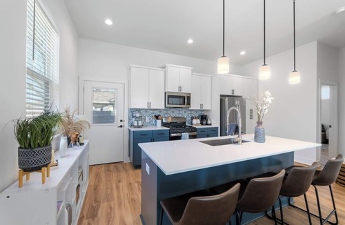 Montopolis House | Sol House . Sweet for Groups . 3 min to Airport