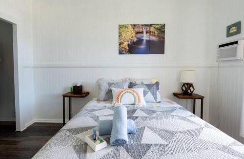 Hilo House | Somewhere over the Rainbow Loft with AC Hilo