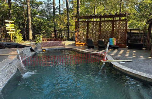 Creedmoor House | Soothing 4-bedroom house with AC and pool with slide in charming Creedmoor