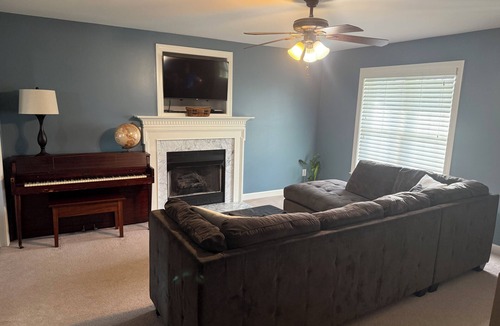 Creedmoor House | Soothing 4-bedroom house with AC and pool with slide in charming Creedmoor