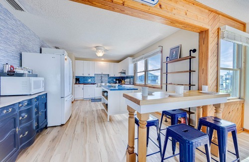 Avon House | Soundfront Dog Friendly w/Hot Tub, Private Boat Dock, Ping Pong, Outdoor Bar