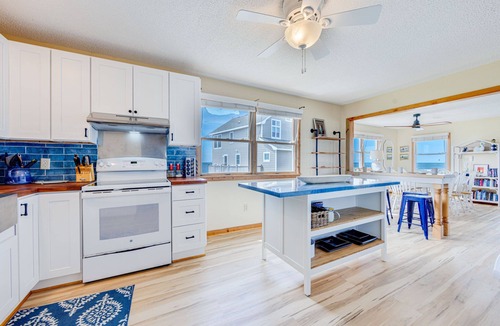 Avon House | Soundfront Dog Friendly w/Hot Tub, Private Boat Dock, Ping Pong, Outdoor Bar