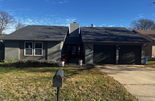 Austin House | South Austin bungalow with dedicated workspace, backyard and garage.