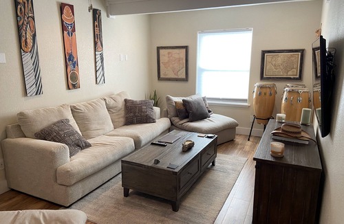 South Manchaca House | South First 3 Bedroom Home with Office and Bar!