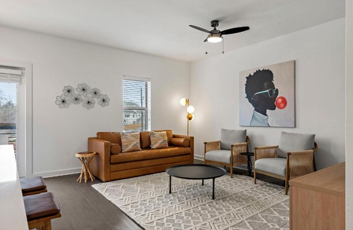 South Lamar Apartment | South Lamar Condo - Sauna - Cold Plunge - Pickleball