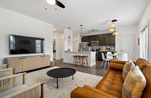 South Lamar Apartment | South Lamar Condo - Sauna - Cold Plunge - Pickleball