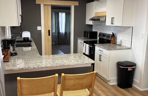 Arcadia House | Southern Charm! A cozy 4-bedroom house with laundry and WiFi in Spartanburg.