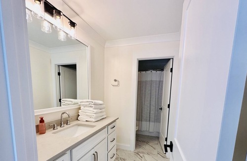 Winston - Salem House | Southern Charm Meets Lux Design 3BR/2.5BA - 10 min from WFU