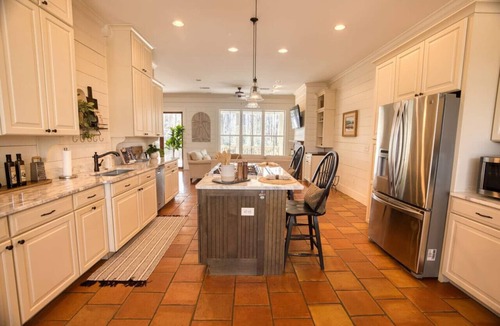 Moultrie House | Southern Farmhouse Retreat: 4 Bedroom, 4 Bath w/Master SPA like - Pet Friendly