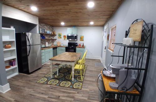 Cabot House | Southside Hideaway