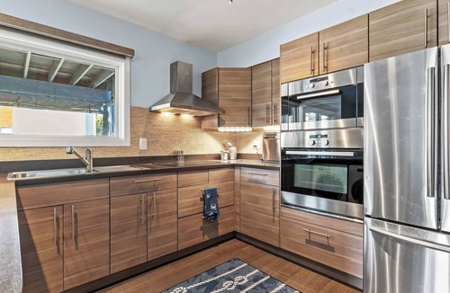 Eastport Apartment | Spa Creek Condo | Pool, Deck & Parking