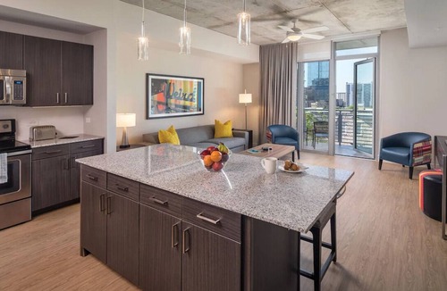 Downtown Austin Hotel | Spacious 1 Bedroom Suite in Gorgeous Downtown Austin