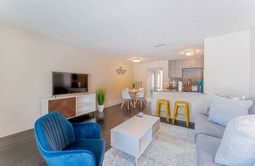 Riverside Apartment | Spacious 1BR close to Downtown w fast wifi w/pool