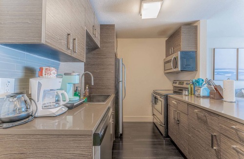 Riverside Apartment | Spacious 1BR close to Downtown w fast wifi w/pool