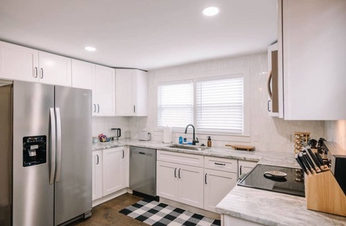 Danville House | Spacious 2b/1bath Home w private deck - Downtown!