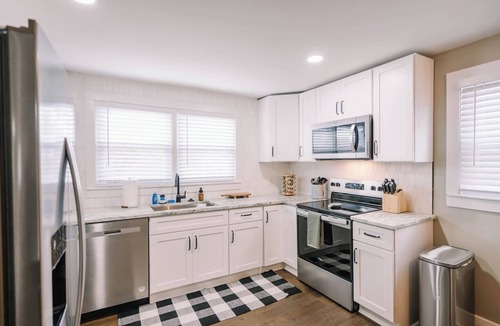 Danville House | Spacious 2b/1bath Home w private deck - Downtown!