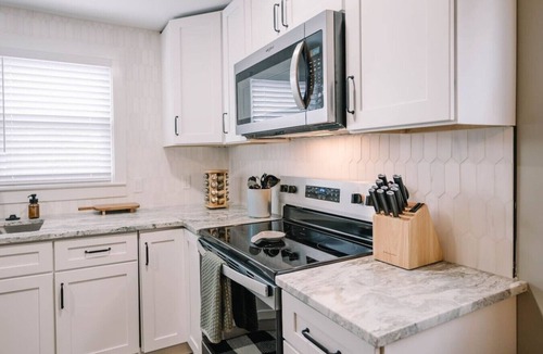 Danville House | Spacious 2b/1bath Home w private deck - Downtown!