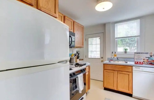 Potomac West Apartment | Spacious 2BR 2Level Apt - Walkable to metro!