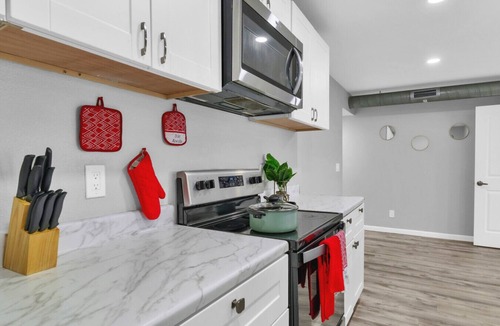 West Arlington Apartment | Spacious 2BR Condo close to Restaurants and Nightlife with WiFi