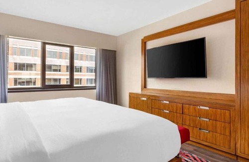 West End Hotel | Spacious 2BR Connecting Suite | Free Breakfast | 3-Min Drive to Dupont Circle