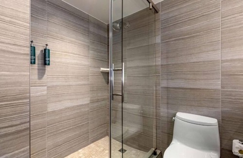 West End Hotel | Spacious 2BR Connecting Suite | Free Breakfast | 3-Min Drive to Dupont Circle
