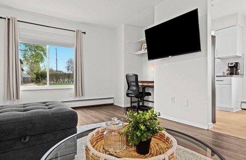 Mount Clemens Apartment | Spacious 2BR Flat | King Bed | Downtown Mt.Clemens