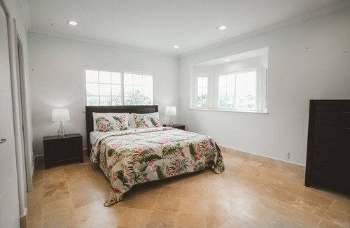 Portlock House | Spacious 3 Bedroom/2 Bath/Sleeps 8