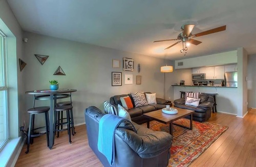 Riverside Apartment | Spacious 3-bedroom apartment in charming Austin with WiFi, AC.