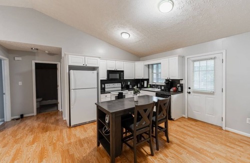 Danville House | Spacious 3bd/2ba near Casino