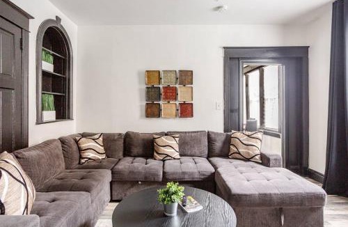 Penn-Knox Apartment | Spacious 3BR, 3BA Philly Retreat for 8 with Free Parking