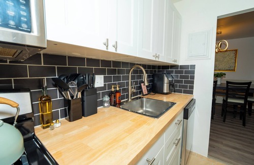 Alexandria Condo | Spacious 3BR condo in Alexandria w/100" TV and free parking