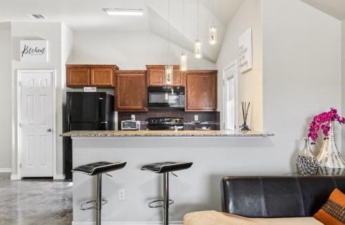 Copperas Cove Apartment | Spacious 3BR Home 10 Min to Fort Cavazos, Garage, Fast WiFi, Fenced yard, Long Stays Welcome