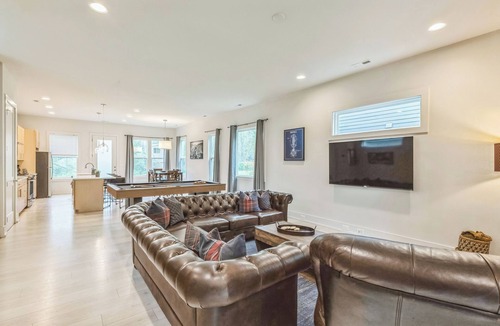 Sugar Creek House | Spacious 3BR, King Suite w Pool Table - Mins to NoDa & UPTOWN