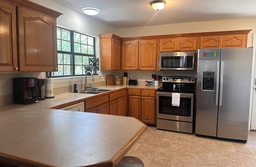Collins House | Spacious 3BR Modern Cabin – Walk to Waterpark!