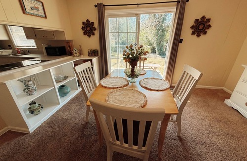 Valdosta House | Spacious 3BR Sleeps 10 Near VSU, SGMC & Moody AFB Fast WiFi + Parking