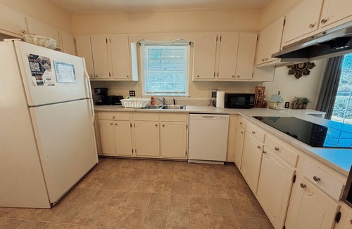 Valdosta House | Spacious 3BR Sleeps 10 Near VSU, SGMC & Moody AFB Fast WiFi + Parking