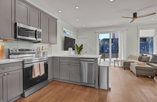 River District House | Spacious 3BR Waterfront Houseboat | Walk to Wilmington Riverwalk and Dining