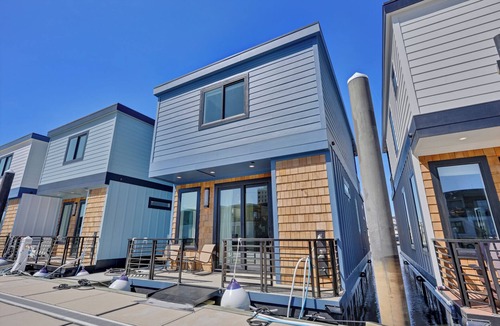 River District House | Spacious 3BR Waterfront Houseboat | Walk to Wilmington Riverwalk and Dining