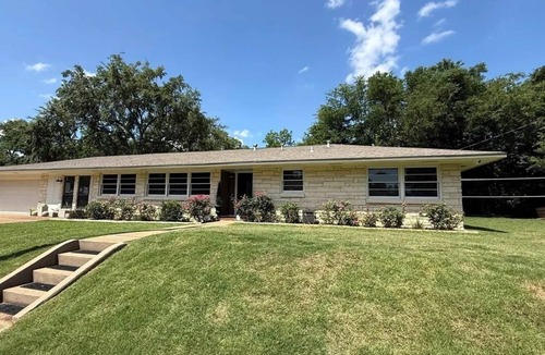 Jefferson House | Spacious 4-BDRM, 6-BED, 2-BA home in Jefferson. Yee Haw Haven, a western dream!