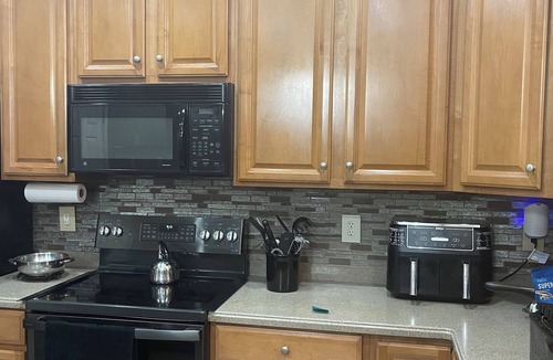 Mosby House | Spacious 4-bedroom house with AC in lovely Richmond. Non smoking in house.