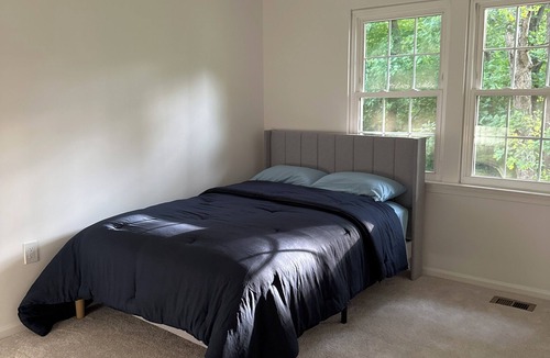 Burke House | Spacious 4-bedroom townhome in lovely Burke with AC