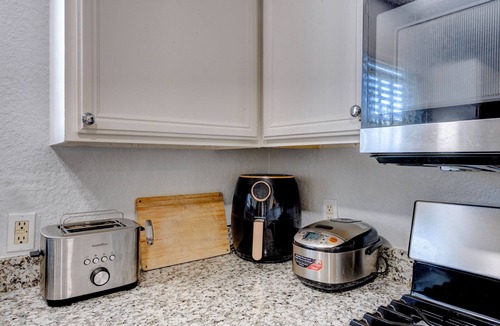 Houston House | Spacious 4BR 2.5BATH Near IAH Airport