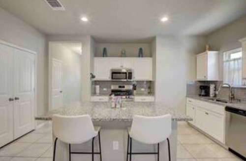 Austin House | Spacious 4BR/2BH Home: F1+Pool, 10-M Airport & DT