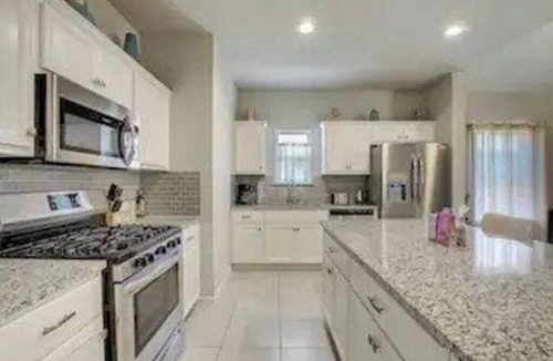 Austin House | Spacious 4BR/2BH Home: F1+Pool, 10-M Airport & DT