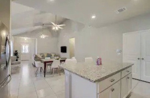 Austin House | Spacious 4BR/2BH Home: F1+Pool, 10-M Airport & DT
