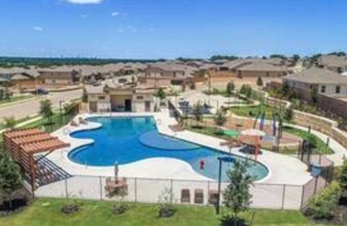 Austin House | Spacious 4BR/2BH Home: F1+Pool, 10-M Airport & DT