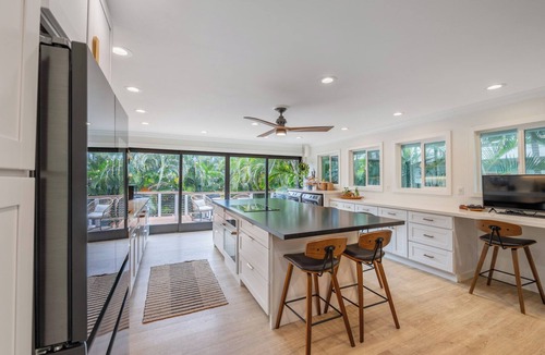 Kailua House | Spacious 4BR/3BA home w/WiFi, AC - walk to beaches, parks, shops & restaurants!