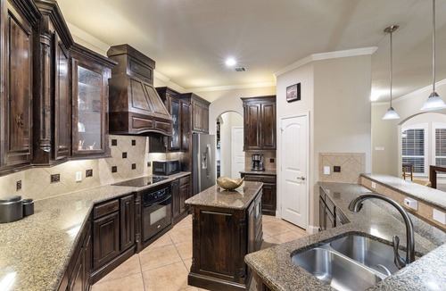 Hurst House | Spacious 4BR Executive Home Ideal for Long Stays