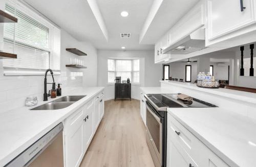 Southbelt/Ellington House | Spacious 4Br - Ksizebed pet Friendly with game room and patio