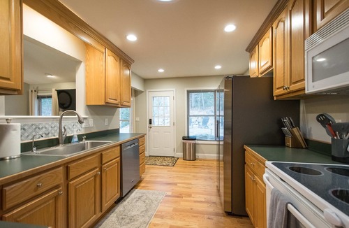 Skyland House | Spacious 4BR Retreat w Free Tix Fire Pit Grill